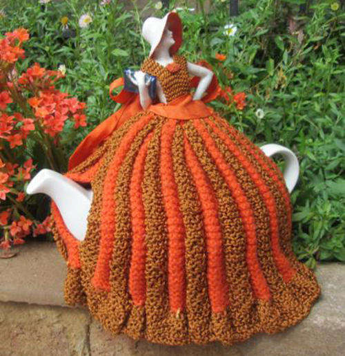 1930s PORCELAIN HALF DOLL ATTATCHED TO THE ORIGINAL KNITTED TEA COSY.