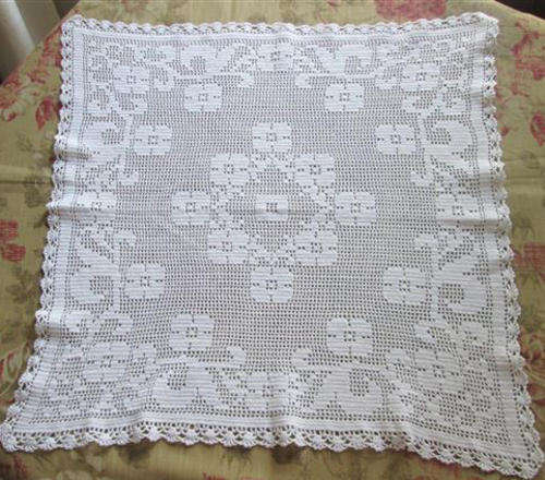 VINTAGE, BEAUTIFUL HAND CROCHET WHITE TEA CLOTH OR OVERLAY