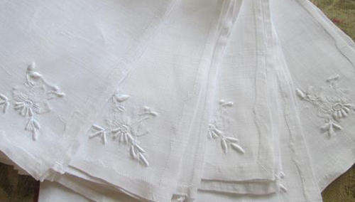 LOW START !!!  VINTAGE WHITE ON WHITE EMBROIDERED FINE LINEN MUSLIN SERVIETTES  X  7