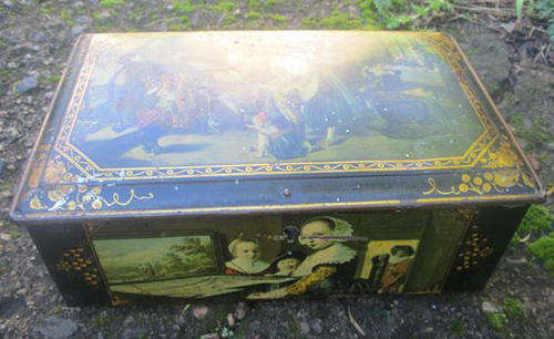 ANTIQUE BISCUIT TIN PERFECT FOR SERVING HOME BAKED COOKIES IN !!!