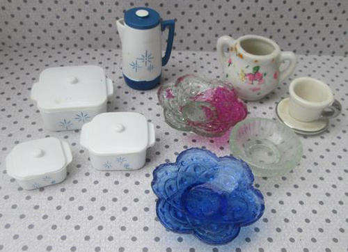 SELECTION OF MINIATURE DOLL HOUSE COLLECTABLES
