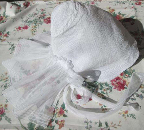 VINTAGE REPRODUCTION OF A VICTORIAN LADIES SUN BONNET