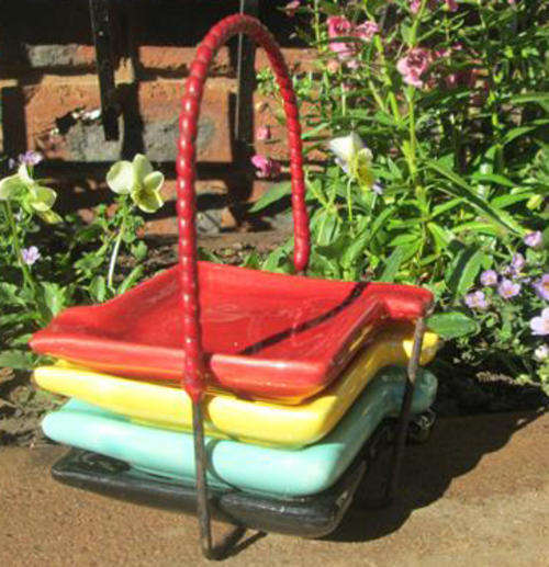 SET OF 4 STACKED COLOURFUL, RETRO ASHTRAYS ON A WIRE STAND, GREAT CONDITION.