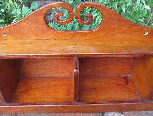 ATTRACTIVE,  VINTAGE 4 DIVISION WOODEN SHELF WITH AN OREGON FINISH
