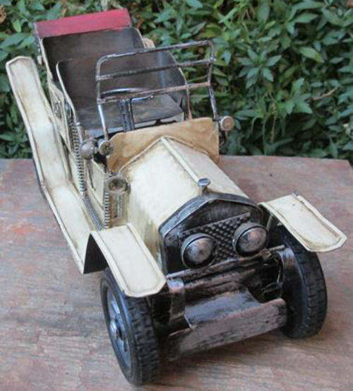 DISPLAY MODEL OF A VINTAGE CAR, MADE OF TIN PLATE,