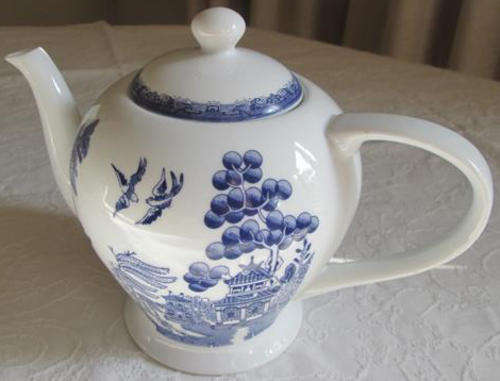 4-6 CUP BLUE AND WHITE TEAPOT WITH THE "WILLOW" DESIGN, PERFECT CONDITION