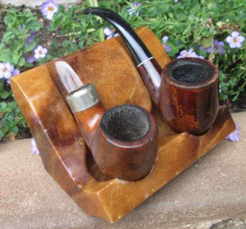 VINTAGE PIPE STAND AND TWO BRIAR SMOKING PIPES, ONE A DR MACNABB BRIAR IN USED CONDITION.