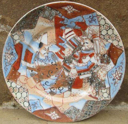 VINTAGE  JAPANESE SATSUMA HAND DECORATED ORIENTAL PORCELAIN PLATE IN AUTUMN SHADES.