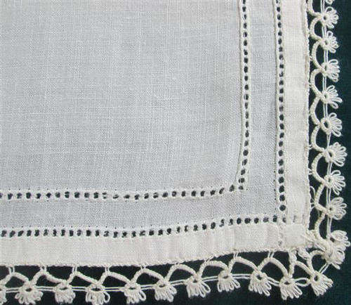 VINTAGE  FINE IRISH LINEN  AND TATTING LACE HANDKERCHIEF