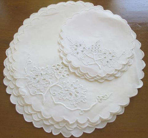SET OF VINTAGE LINEN  EMBROIDERED DOILES