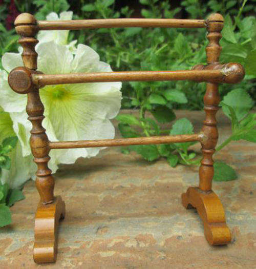 RARE !!!  ANTIQUE MINIATURE DOLLHOUSE TURNED WOODEN SCHNEEGAS BLANKET / QUILT RACK GERMAN