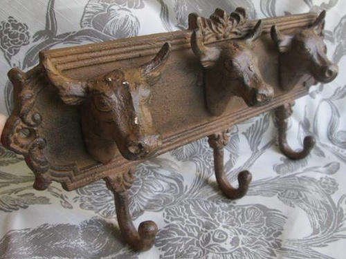 COUNTRY LOOK, MOOTIFUL !! COW DESIGN,  VINTAGE CAST IRON TOWEL, UTENSIL OR KEY HOLDER
