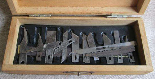 VINTAGE ASSORTMENT OF MEDICAL SCALPLES HOUSED IN A WOODEN BOX