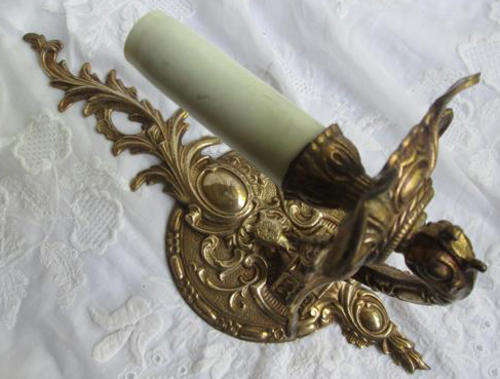 HIGHLY DECORATIVE, VINTAGE BRASS WALL SCONCE FITTED FOR ELECTRICITY, CAN BE USED FOR CANDLELIGHT