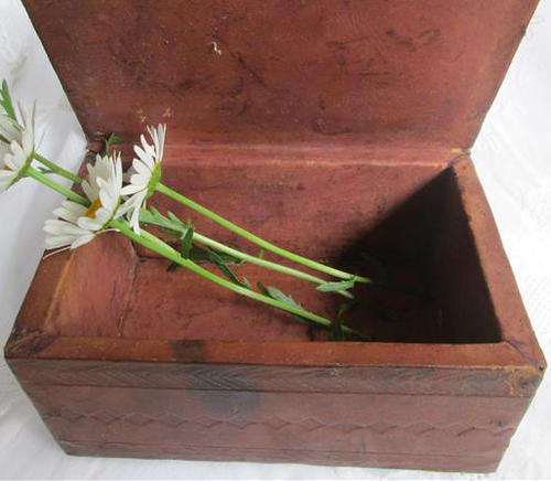 VINTAGE HAND TOOLED LEATHER COVERED WOODEN STORAGE BOX FOR STORING PLAYING CARDS