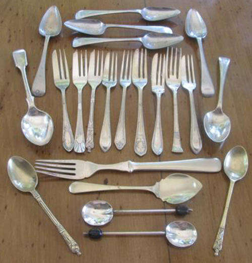 VINTAGE SELECTION OF SILVERPLATED CUTLERY