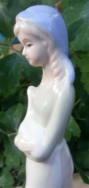 LLADRO "LOOK ALIKE"  TALL AND ELEGANT FIGURINE OF A YOUNG GIRL HOLDING A GOOSE