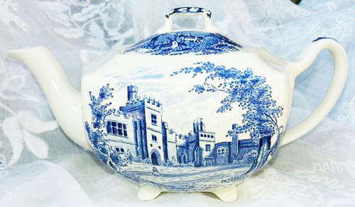 VINTAGE, BLUE AND WHITE JOHNSON BROS, HADDON HALL, ENGLAND TEA POT FOR TWO...PERFECT !!!!