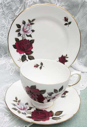 SALE !!!!   LESS R100.00      VINTAGE BONE CHINA ROYAL CROWN, COLCLOUGH TRIO RED ROSE DESIGN.