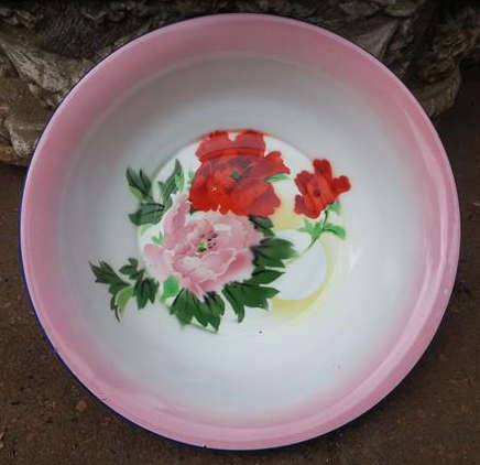 COLLECTABLE VINTAGE BRIGHT AND CHEERFUL ENAMEL BASIN, FLORAL DESIGN.