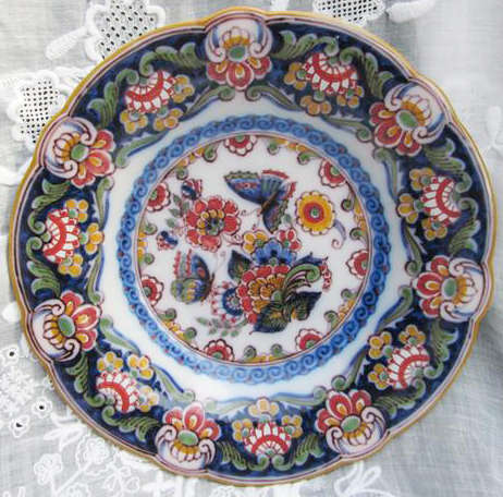 VINTAGE HAND PAINTED MAKKUM DUTCH WALL PLATE, BUTTERFLIES AND FLORAL DESIGN.