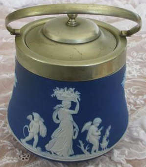 VINTAGE DARK BLUE WEDGWOOD BISCUIT BARREL WITH DELIGHTFUL CHERUB DESIGN.