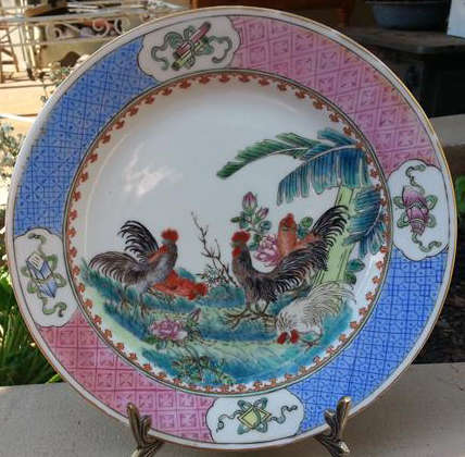 SIGNED VINTAGE FAMILLE ROSE CHINESE PORCELAIN, WALL PLATE, HAND PAINTED WITH 5 ROOSTERS