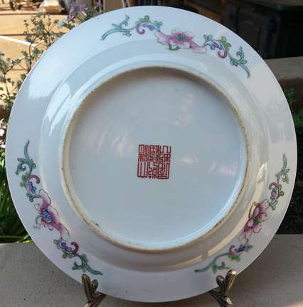 SIGNED VINTAGE FAMILLE ROSE CHINESE PORCELAIN, WALL PLATE, HAND PAINTED WITH 5 ROOSTERS