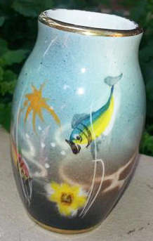 SMALL VINTAGE, HAND PAINTED VASE MADE IN ITALY. FISH DESIGN.