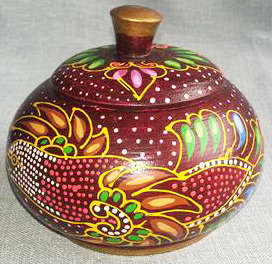 BRIGHT AND CHEERFUL !!!  VINTAGE HAND PAINTED, WOODEN TRINKET BOX WITH LID