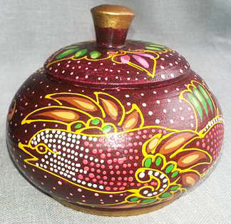 BRIGHT AND CHEERFUL !!!  VINTAGE HAND PAINTED, WOODEN TRINKET BOX WITH LID