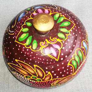 BRIGHT AND CHEERFUL !!!  VINTAGE HAND PAINTED, WOODEN TRINKET BOX WITH LID