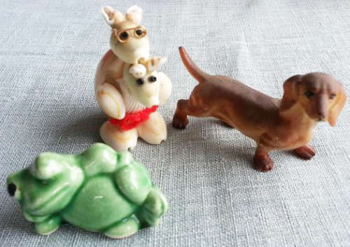 3 x VINTAGE MINIATURES, GREEN CERAMIC FROG, KANGAROO WITH BABY MADE FROM SHELLS, HARD PLASTIC DOG