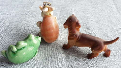 3 x VINTAGE MINIATURES, GREEN CERAMIC FROG, KANGAROO WITH BABY MADE FROM SHELLS, HARD PLASTIC DOG