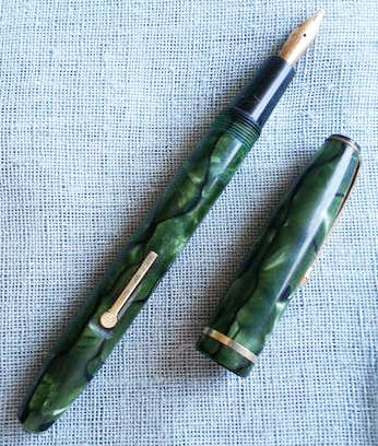 VINTAGE CONWAY STEWART GREEN MARBLE, 1950s FOUNTAIN PEN WITH A 14ct GOLD NIB, GOOD USED CONDITION.