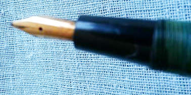 VINTAGE CONWAY STEWART GREEN MARBLE, 1950s FOUNTAIN PEN WITH A 14ct GOLD NIB, GOOD USED CONDITION.