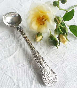 GOOD HEAVY QUALITY, SILVER PLATED, VINTAGE, KINGS PATTERN, SALT SPOON, EXCELLENT CONDITION.