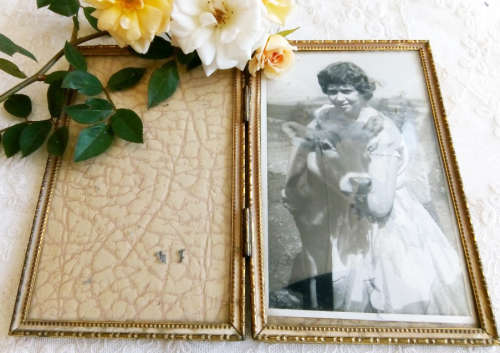 VINTAGE DOUBLE SIDED, HINGED GILT METAL PHOTO FRAME.