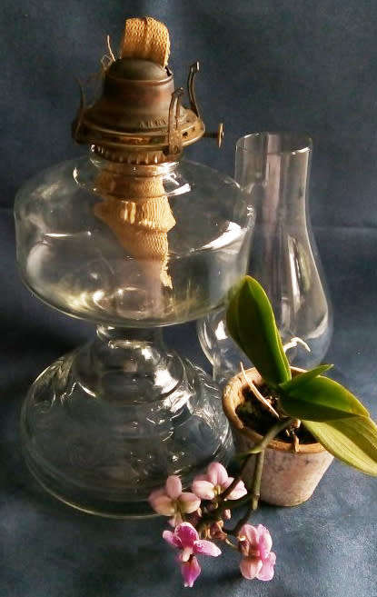 LARGE  QUEEN ANN no2  PRESSED GLASS OIL / KEROSENE BURNING LAMP, EXCELLENT CONDITION.