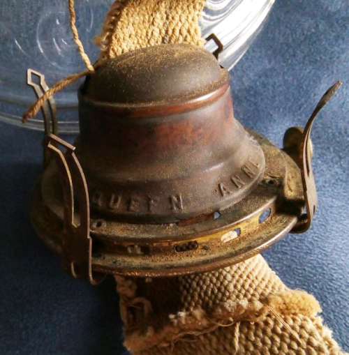 LARGE  QUEEN ANN no2  PRESSED GLASS OIL / KEROSENE BURNING LAMP, EXCELLENT CONDITION.
