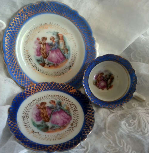 MINIATURE ROMANTIC COURTING COUPLE SCENE, TRIO WITH GILDED HAND PAINTED DETAIL