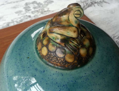 WOODEN CHEESE BOARD WITH TURNED POTTERY CHEESE DOME, MADE BY ZULU LULU
