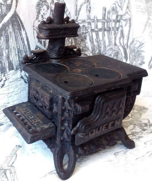 ALMOST ANTIQUE, VINTAGE QUEEN CAST IRON WOOD STOVE, CHILDS TOY OR TRADEMANS SAMPLE