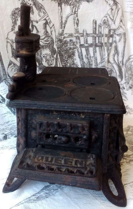 ALMOST ANTIQUE, VINTAGE QUEEN CAST IRON WOOD STOVE, CHILDS TOY OR TRADEMANS SAMPLE