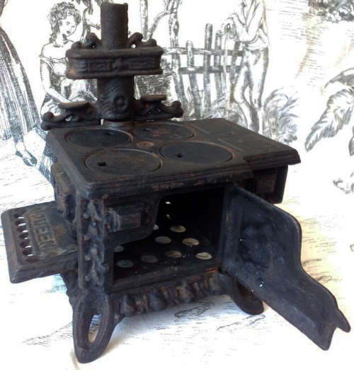 ALMOST ANTIQUE, VINTAGE QUEEN CAST IRON WOOD STOVE, CHILDS TOY OR TRADEMANS SAMPLE