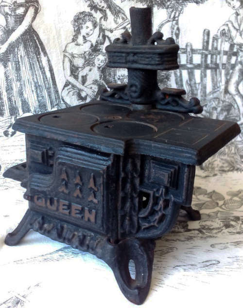 ALMOST ANTIQUE, VINTAGE QUEEN CAST IRON WOOD STOVE, CHILDS TOY OR TRADEMANS SAMPLE
