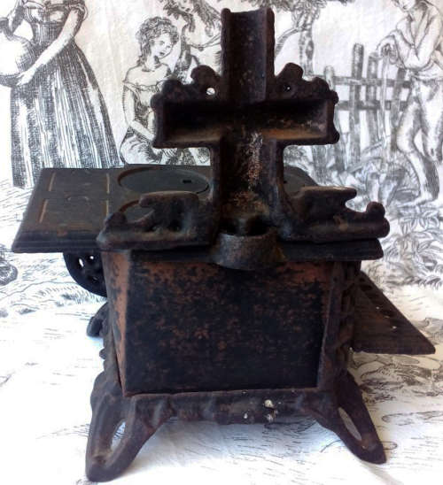 ALMOST ANTIQUE, VINTAGE QUEEN CAST IRON WOOD STOVE, CHILDS TOY OR TRADEMANS SAMPLE