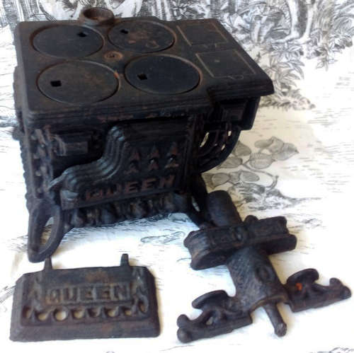 ALMOST ANTIQUE, VINTAGE QUEEN CAST IRON WOOD STOVE, CHILDS TOY OR TRADEMANS SAMPLE