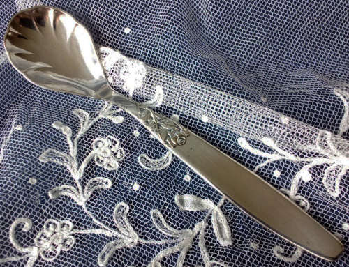 VINTAGE SILVER PLATED SUGAR SPOON IN EXCELLENT USED CONDITION, ROSE DESIGN.