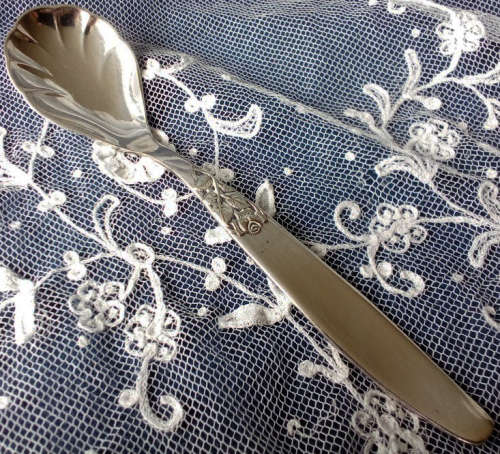 VINTAGE SILVER PLATED SUGAR SPOON IN EXCELLENT USED CONDITION, ROSE DESIGN.